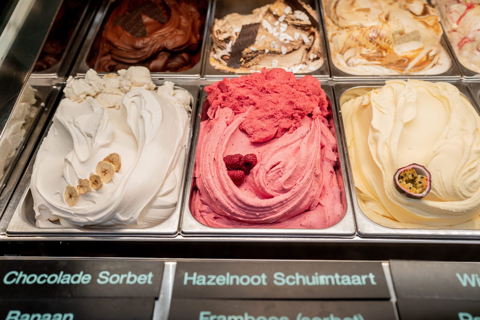 IJsvitrine met chocoladesorbet, framboos en hazelnoot
