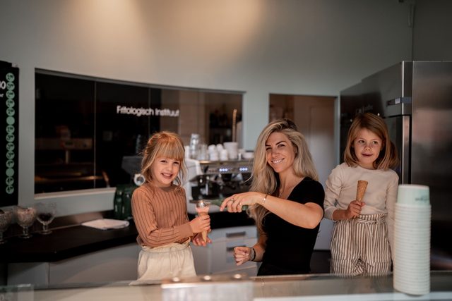 Twee meisjes en een vrouw met een ijsje